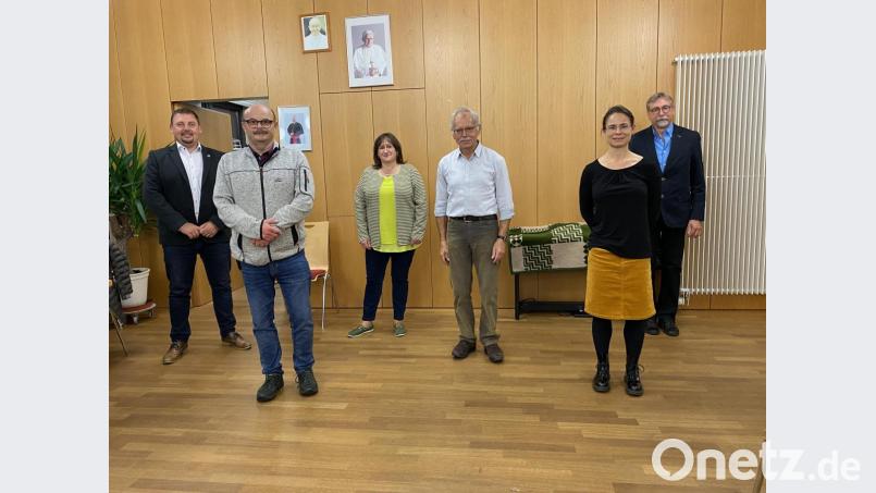 Die SPD setzt auf den bisherigen Vorstand, neu ist die Schriftführerin Susanne Kampe-Kern (Zweite von rechts): Markus Ludwig, Johann Simon, MdB Marianne Schieder, Konrad Schell, Gerhard Trottmann (von links). Bild: Eichl