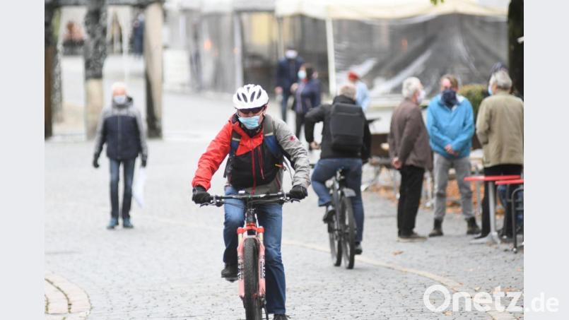 Egal ob mit dem Fahrrad oder zu Fuß: In der Weidener Fußgängerzone gilt ab sofort Maskenpflicht. Bild: Gabi Schönberger