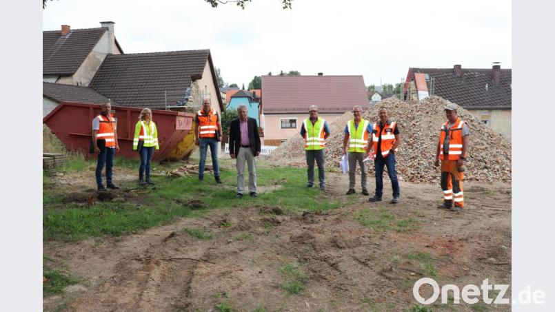 Der Durchbruch von der Schlossstraße in das neue Baugebiet Kapellenweg erfolgte bereits im Sommer. Zur weiteren Durchführung trafen sich Mitarbeiter der Planungsfirma BBI aus Regensburg und der bauausführenden Firma Strabag mit Bürgermeister Lothar Müller und den verantwortlichen Mitarbeitern aus dem Bauamt, um Details und Terminabläufe zu besprechen. Bild: flt