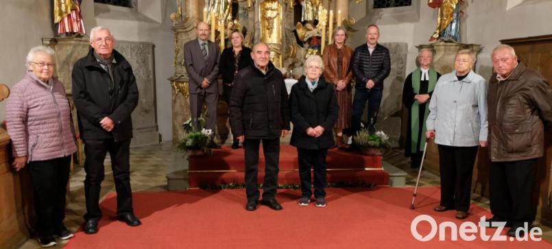 Die Ehejubilare (von links) Hildegard und Josef Schaller (55 Ehejahre), Agnieska und Ernst Bergler (25 ), Gerda und Gerhard Meyer (55), Caroline und Wolfgang Lang (25) mit Pfarrer Wilfried Römische. Des Weiteren Ilse und Gerhard Waldmann (60 Ehejahre). Zu den Jubilaren gesellten sich außerdem Paare, sie seit mindestens zehn Jahren verheiratet sind. Bild: le