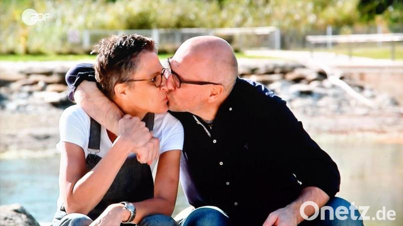 Offen erzählen Gabriele Franke und Mirek Kraupner im Fernsehen von ihrem gemeinsamen großen Glück, der Belebung ihrer Jugendliebe nach Jahrzehnten. Das Paar verschweigt aber auch nicht die Schattenseiten dieser Beziehung. Bild: Screenshot Florian Miedl/ZDF
