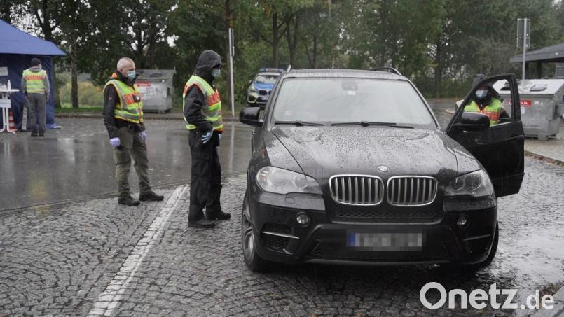 Großkontrolle auf der A6 am Mittwoch bei Waidhaus. Auch die Schleierfahndung war vor Ort. Bild: Alexander Unger