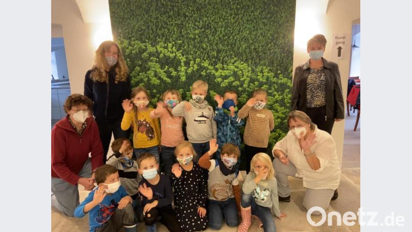 Die Kindergartengruppe steht mit Rosemarie Fischer, Katharina Gierlach, Renate Bauer und Bürgermeisterin Sonja Meier (von links) vor dem großen Böhmerwald. Bild: amö