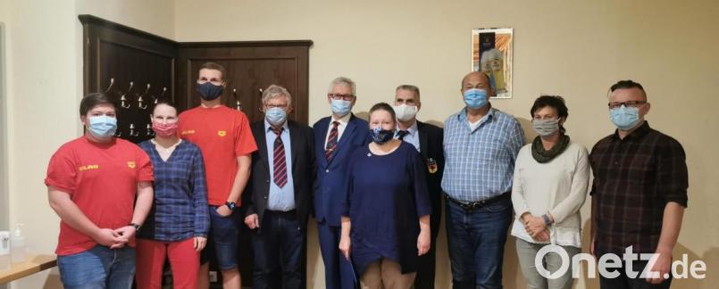 Der neu gewählte Vorstand der DLRG Amberg (von links): Luca Hertlein (Referent Medizin); Ulrike Meier (Stellvertretende Schatzmeisterin); Max Kratzer (Jugendvorsitzender und Referent Tauchen); Walter Mühlberger (Vorsitzender des Bezirks Oberpfalz); Gerhard Schottenheim (Vorsitzender); Franziska Lehmann (Schatzmeisterin); Peter Winter (Technischer Leiter); Helmut Reinhardt (Revisor); Gabriele Hanysz (Revisor); Bernd Parlow (Stellvertretender Vorsitzender und Schriftführer). Bild: brü
