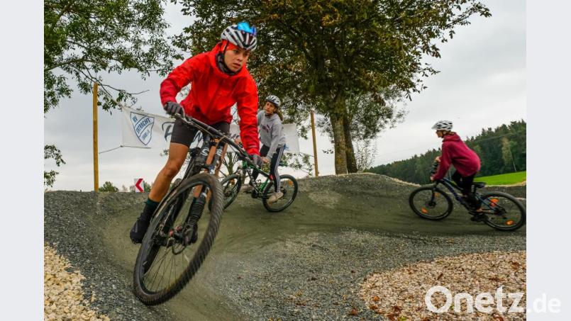 Seit einigen Wochen ist der Pumptrack in Elbart bei Freihung eröffnet: Der Fahrrad-Parcours ist etwa 500 Quadratmeter groß, die Strecke gut 110 Meter lang. Bild: chl