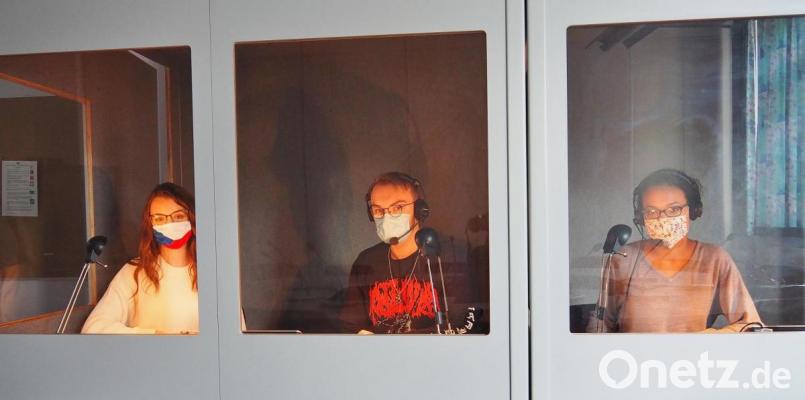 Die Arbeit in der Übersetzerkabine gehört für die Studierende der Dolmetscher-Fachakademie in Weiden zum Ausbildungsalltag. Bild: Bühner