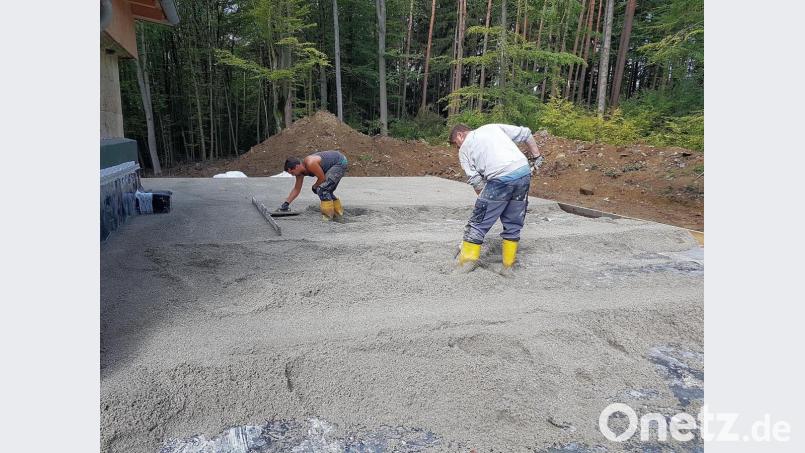 Über den Wasserkammern des Hochbehälters brachten Arbeiter im Außenbereich vor der Verfüllung mit Erde, eine spezielle Abdichtung sowie eine Wärmedämmung auf. Bild: bsc