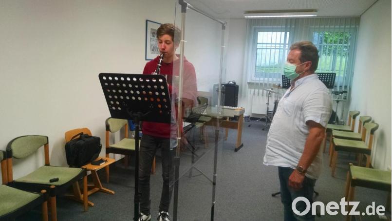 Schutztafel und Mundschutz sind bei der Musikschule Neustadt stets im Einsatz. Stellvertretender Musikschulleiter Jürgen Eckert übt gerade mit Klarinettenschüler Lukas Zupfer. Besonders bei Sängern und Bläsern ist äußerste Vorsicht geboten. Bild: kwl