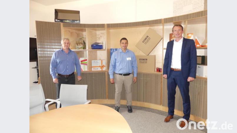 Wenn Mondi sein Werk in Eschenbach erweitern will, hört Bürgermeister Marcus Gradl genau hin, versichert er den Firmenvertreten Burkhard Vogel (rechts) und Ludwig Gabler (links). Bild: rn