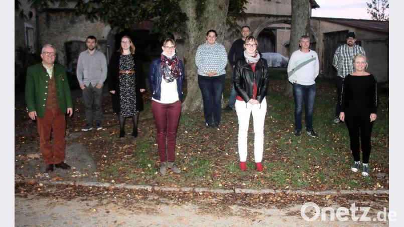 Bürgermeister Toni Dutz (links) gratulierte zur neuen, verjüngten Vorstandschaft. Im Bild (von rechts): Nadine Kneißl, Roland Oppl, Roland Dürnhofer, Verena Haberkorn, Helmut Gleißner, Kathrin Gleißner, Vanessa Haberkorn, Theresa Oppl und Jonas Klarner. Bild: wro