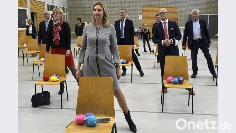 Nicht nur die Schüler zeigen Übungen aus Voll in Form II, auch alle anderen Gäste machen mit, darunter Staatssekretärin Anna Stolz (vorne Mitte) und Schulamtsdirektorin Beatrix Hilburger (links dahinter). Bild: Petra Hartl