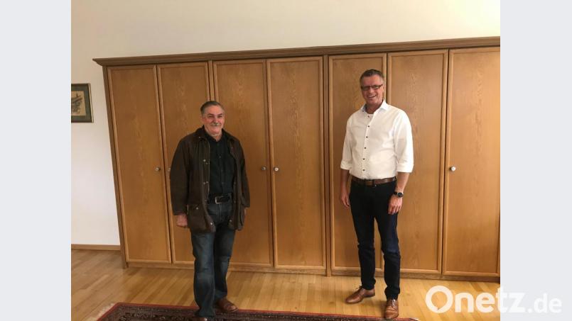 Bürgermeister Hermann Falk freut sich, dass Sepp Strobl auch die kommenden sechs Jahre das Amt des Stadtheimatpflegers übernimmt. Bild: fg