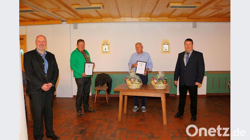Bei der Jahreshauptversammlung des Imker-Kreisverbandes Tirschenreuth würdigten der neue Kreisvorsitzende Martin Fischer (rechts) und sein Stellvertreter Gerhard Schraml (links), die langjährige Arbeit ihrer Vorgänger. Für ihre langjährige ehrenamtliche Tätigkeit bekamen Johann Schön und Klaus Schmidt je eine Dankurkunde und einen besonders schmackhaften Verpflegungskorb. Bild: bsc