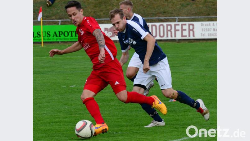 Sven Seitz (links) wirkt nicht nur von außen auf seine neue Mannschaft des TV Nabburg ein, sondern mischt als Spielertrainer mitten im Geschehen mit. Bild: mhs