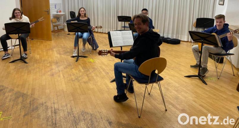 Auch Andreas Fischer (vorne) darf endlich wieder mit seinem Gitarren-Ensemble proben. Bild: SMS/exb