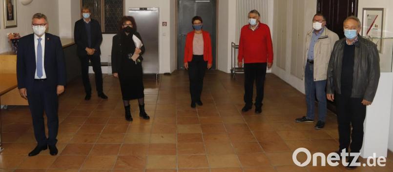 Nach den Neuwahlen bei der gebietsverkehrswacht Sulzbach-Rosenberg (von links).: Vorsitzender Michael Göth, stellvertretender Landrat Michael Rischke, Kassiererin Jutta Promm, Geschäftsführerin Rosalia Wendl, stellvertretender Vorsitzender Helmuth Singer, stellvertretender Geschäftsführer Johann Gebhardt und der Vorsitzende der Kreisverkehrswacht Amberg, Gernot Schötz. Bild: mfh