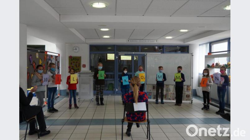 Mit guten Wünschen hießen die Schülerinnen und Schüler die neue Konrektorin willkommen. Bild: wel