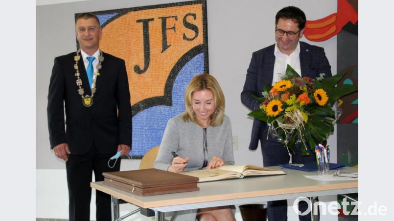 Eintrag ins Goldene Buch der Gemeinde Pirk durch Staatssekretärin Anna Stolz. Links Bürgermeister Dietmar Schaller, rechts Abgeordneter Tobias Gotthardt Bild: fsb