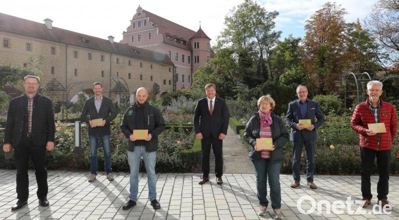 Florian Junkes (links), der Hohenburger Bürgermeister und Vorsitzende des ZEN-Fördervereins, sowie stellvertretender Landrat Stefan Braun (Mitte) überreichten die Grünen Hausnummern an Tobias List und Konrad Meier (Zweiter und Dritter von links) sowie (von rechts) Hans Wenkmann, Alfred Steindl und Anneliese Wenkmann, die das Schild für ihren Sohn Andreas Wenkmann entgegennahm. Bild: Wolfgang Steinbacher