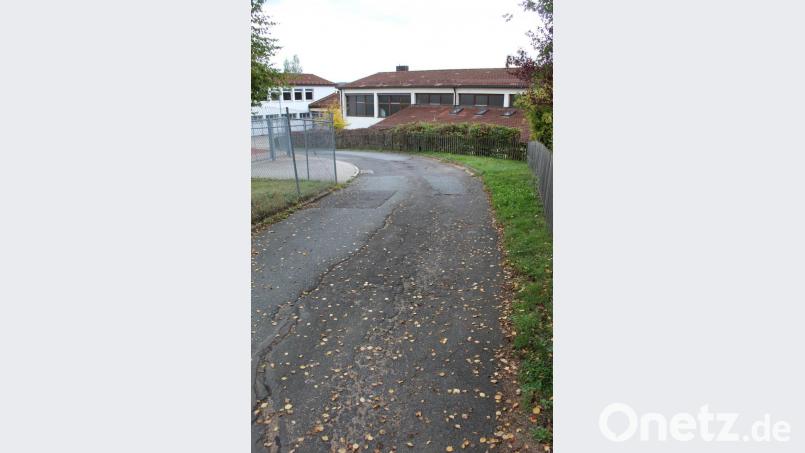 Viele marode Stellen in der Ringstraße veranlassen den Gemeinderat, sowohl Straße als auch das sehr schlechte Kanalnetz zu erneuern. Bild: soj