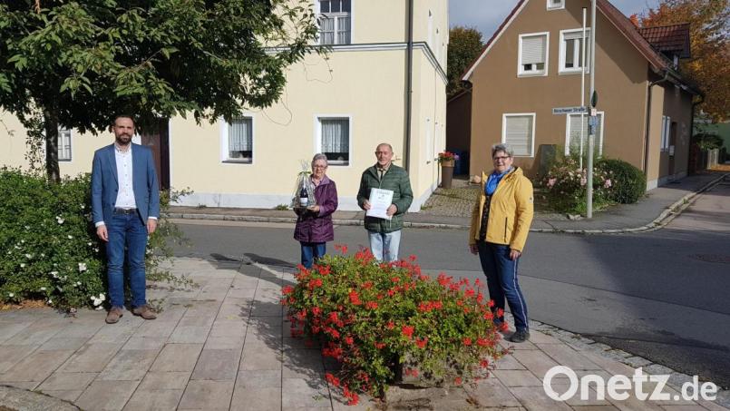 Bürgermeister Armin Bulenda (links) dankt Anneliese und Georg Seiderer für ihren 20. Aufenthalt in Moosbach. Begleitet wurden sie von Heidi Wittmann (rechts). Bild: gi