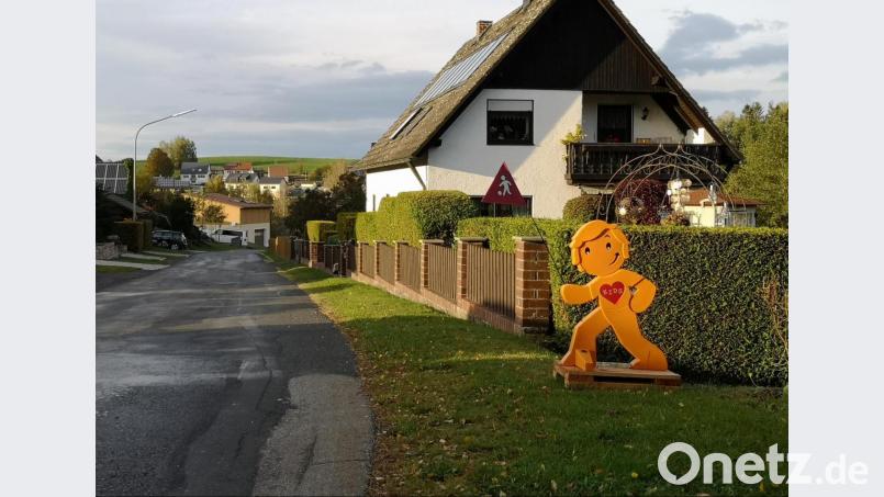 In zahlreichen Orten der Region gibt es farbige Warnfiguren zur Temporeduzierung, wie etwa hier in Neuhof (Gemeinde Leonberg). Josef Schwägerl regte den Kauf solcher Figuren auch für die Mitterteicher Ortsteile an. Bild: lnz
