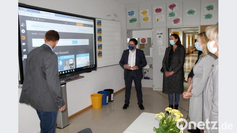Stellvertretender Schulleiter Werner (links) stellt ein digitales Klassenzimmer vor, interessiert begutachtet von MdL Tobias Gotthardt, Schulamtsdirektorin Elisabeth Junkawitsch, Staatssekretärin Anna Stolz und Rektorin Claudia Piehler (von links) Bild: fsb