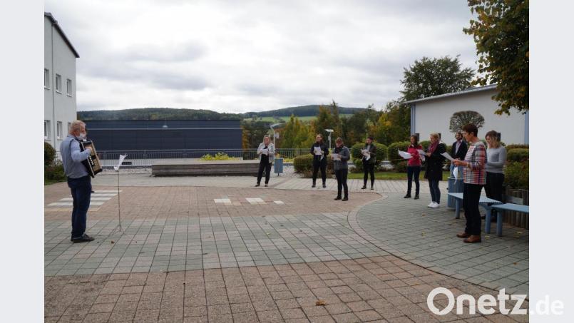 &quot;Du gehörst zu uns&quot; sang der Lehrerchor. Bild: wel