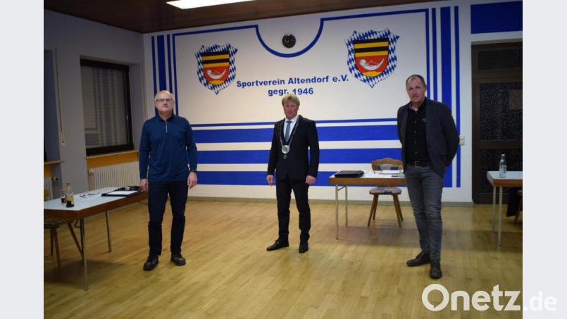 Nach dem Ergebnis der konstituierenden Sitzung des Gemeinderates stehen Bürgermeister Markus Schiesl (Mitte), Zweiter Bürgermeister Reinhold Merkl und Dritter Bürgermeister Markus Dirschwigl (rechts) an der Spitze der Gemeinde Altendorf. Bild: bnr