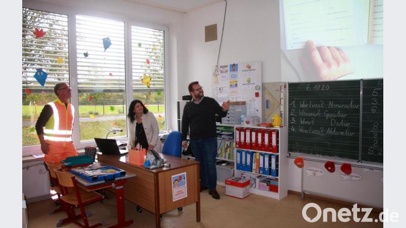 Beim Treffen erläuterte Rektorin Inge Dick Bürgermeister Matthias Grundler (rechts) und Bauhofleiter Richard Bitterer die Handhabung der Dokumentenkamera am Lehrerpult. Bild: wro