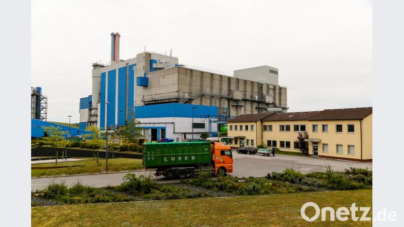 Die drei älteren Ofenlinien des Schwandorfer Müllkraftwerks (Bild) werden durch zwei leistungsfähigere ersetzt. Die Grünen befürchten eine Kapazitätserhöhung durch die Hintertür. Bild: Hösamer