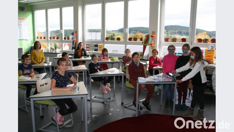 Mit viel Spaß und Engagement sind die Mädchen beim Designen von Schmuck dabei. Dieses Angebot kommt von Nicole Gerstner (im Bild hinten, links). Mit auf dem Foto Lehrerin Daniela Faltenbacher (hinten, rechts), die für die Koordination der Arbeitsgemeinschaften verantwortlich zeichnet. Bild: fpoz