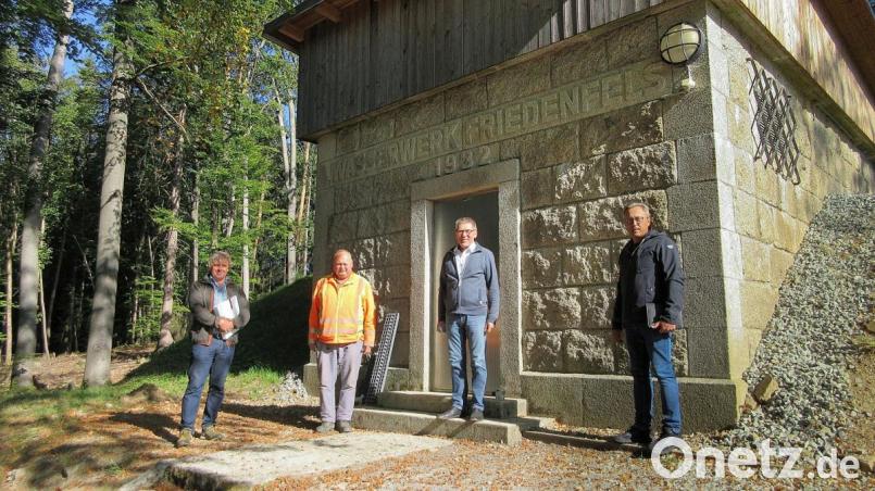 Sehr zufrieden mit dem rundum sanierten Hochbehälter auf dem Schusterberg sind (von links) der Bauleiter vom Ingenieurbüro Münchmeier-Eigner, Werner Bitterer, der Friedenfelser Wasserwart Bernhard Kellner, Bürgermeister Oskar Schuster und Jürgen Lober vom Landratsamt Tirschenreuth. Bild: bsc