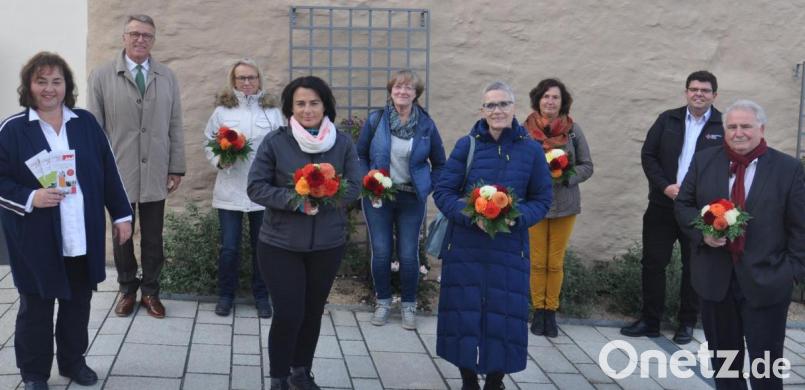 Beim Treffen von &quot;Leben Plus&quot; konnten Quartiersmanagerin Cornelia Stahl sowie Bürgermeister Franz Stahl und BRK-Kreisgeschäftsführer Holger Schedl neue ehrenamtliche Helfer willkommen heißen. Im Bild (von links): Cornelia Stahl, Franz Stahl, Edith Thurner, Karin Würl, Inge Seidl-Jondral, Doris Rösch, Elisabeth Gradl, Holger Schedl und Peter Gold. Bild: ws