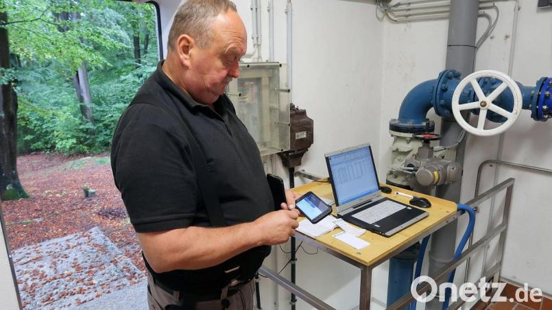 Bis das Wasser aus dem Wasserhahn fließen kann, ist eine Vielzahl von Arbeitsschritten notwendig. Wasserwart Bernhard Kellner (Bild) steht dabei modernste Technik zur Verfügung. Bild: bsc