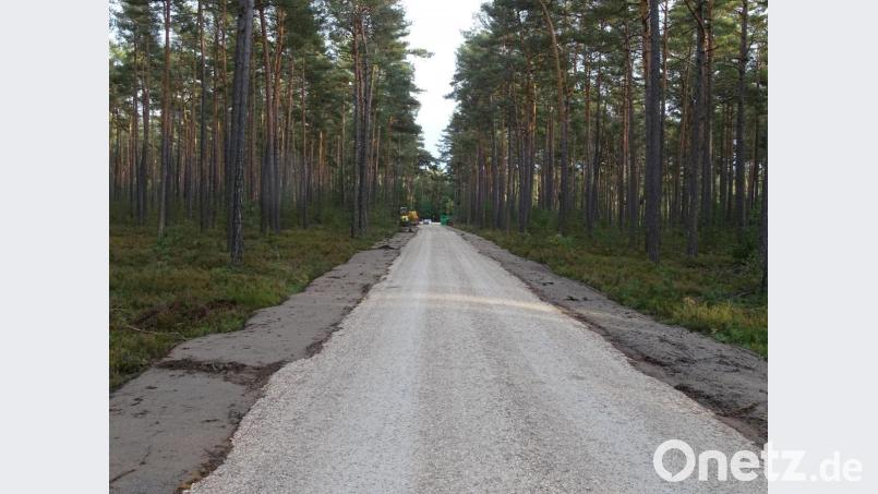 Vor sechs Wochen befand sich hier noch ein normaler Forstweg. Mittlerweile hat das Unternehmen Zapf eine 200 Meter lange Strecke befestigt und asphaltiert, um ab Frühjahr 2021 mit dem Abbau von Kalksandstein starten zu können. Bild: Houschka