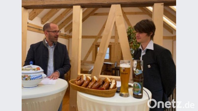 Vereinsvorsitzender Thomas Völkl (links) und Johannes Ponnath (rechts) von der Klosterbrauerei Kemnath diskutierten in den Hollerhöfen zum Thema "Zukunftsfähige Führung mit christlichen Werten". Bild: mez