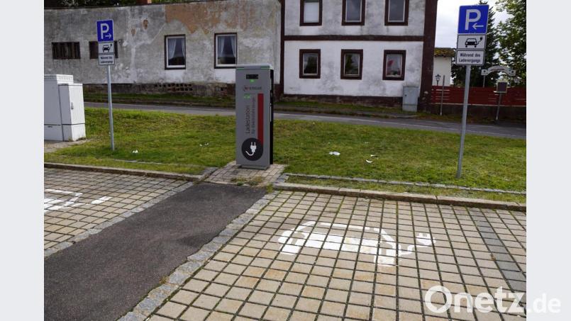 Auf den zwei Plätzen vor der E-Säule steht fast nie ein E-Auto zum Aufladen. Bild: bkr