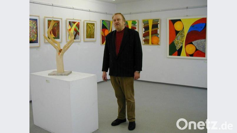 Der Mitbegründer der Windischeschenbacher Futura-Artothek und die treibende Kraft dahinter: Erwin Schlott im Jahr 2003 bei einer Ausstellung mit eigenen Werken in der Artothek der Futura. Archivbild: bm