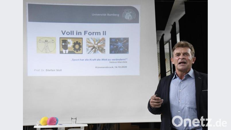 Professor Stefan Voll leitet das Universitätssportzentrum und die Forschungsstelle für Angewandte Sportwissenschaften an der Universität Bamberg. In seinem Vortrag stellt er die Initiative Voll in Form II vor und erläutert auch, warum das Projekt so wichtig ist. Bild: Petra Hartl