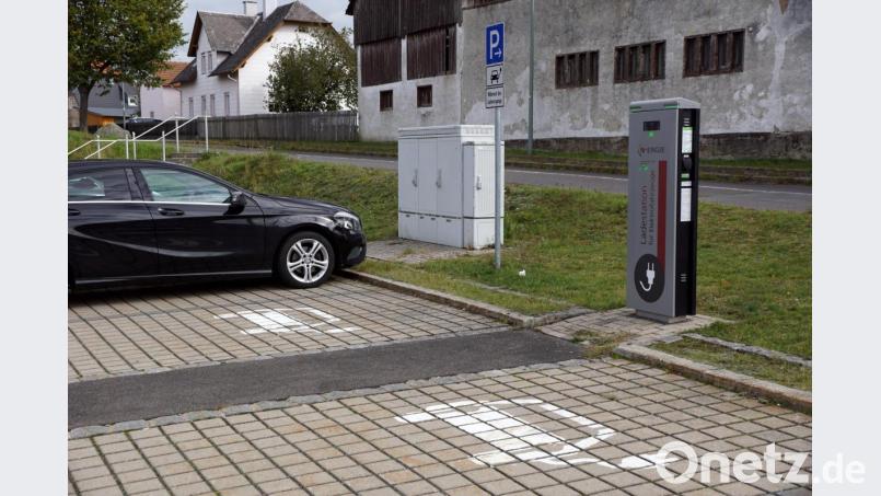 Auf den zwei Plätzen vor der E-Säule steht fast nie ein E-Auto zum Aufladen. Bild: bkr