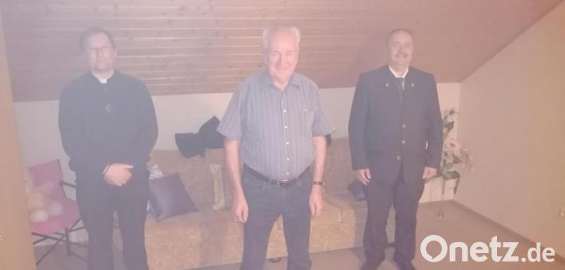 Pfarrvikar Christian Preitschaft mit dem Jubilar Alfons Siegert und Bürgermeister Peter Dotzler (von links). Bild: dpe