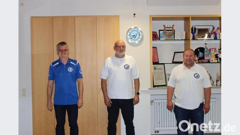 Auch in den kommenden Jahren bleibt Georg Erras (Mitte) Vorsitzender der Sportfreunde Ursulapoppenricht. Auch seine Stellvertreter Hans Rumpler (links) und Markus Ibler (rechts) sind wieder in ihre Ämter gewählt worden. Bild: exb