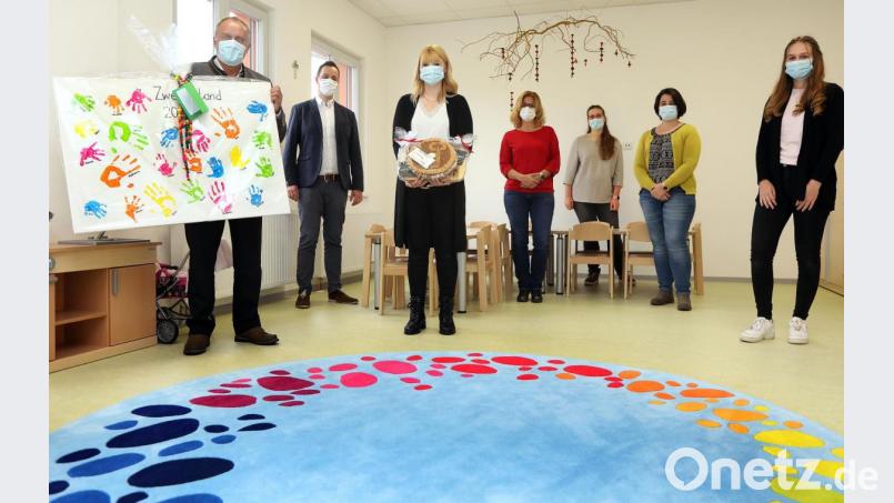 Eine Leinwand mit allen Handabdrücken der Kinder und Erzieherinnen aus dem Zwergenland für den Bürgermeister, Brot und Salz sowie Gutscheine für Spielzeug für die Kindergartenleiterin gab es am Freitag anstelle einer großen Einweihungsfeier. Von links: Bürgermeister Anton Peter, BRK-Kreisgeschäftsführer Sebastian Schaller, Kindergartenleiterin Katharina Reiff, Anja Hopf, Fachbereichsleitung Kitas im BRK, Julia Löhner, Susanna Honig und Susanna Roßmann. Bild: Wolfgang Steinbacher