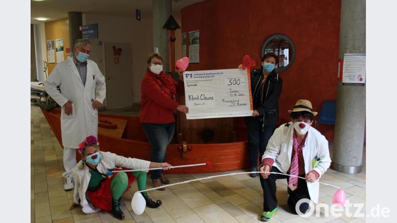 Die Klinikclowns freuen sich über den Spendenscheck. Bild: Michael Reindl