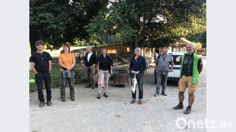 Biobauer Klaus Hofmann (links), Landschaftsarchitektin Marianne Badura (Vierte von links), ÖMR-Projektmanagerin Barbara Ströll (Dritte von rechts) und Gebietsbetreuer Rudi Leitl (rechts) begrüßen die Teilnehmer zum Fledermausabend auf dem Jurahof in Schmidtstadt. Bild: Öko-Modellregion/exb