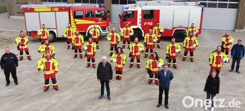 Da fallen die Politiker in ihrer dunklen Kleidung inmitten der neu eingekleideten Feuerwehrmänner auf (von links): Fraktionsvorsitzender der CSU Winfried Prokisch, Zweiter Bürgermeister Franz Scharl, Bürgermeister Franz Tauber, Dritte Bürgermeisterin Catrin Seltmann und FWG-Fraktionsvorsitzender Heribert Lehnert. Bild: exb