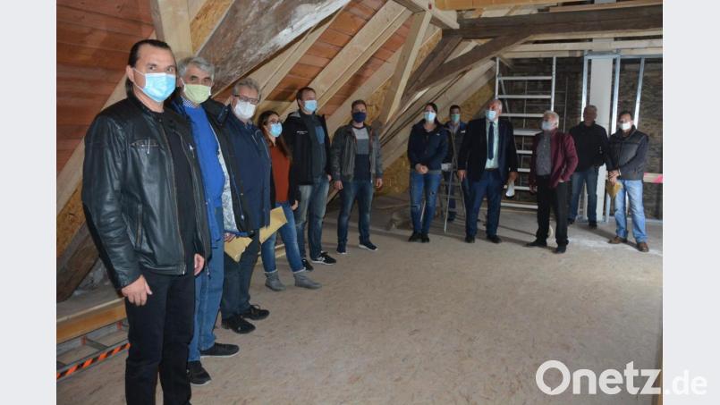Einen Eindruck vom Stand der Sanierungsarbeiten im Imkerhaus verschaffte sich der Gemeinderat Leonberg. Planer Hans Günthner (Dritter von rechts) gab bei einem Rundgang Erläuterungen. Bild: jr