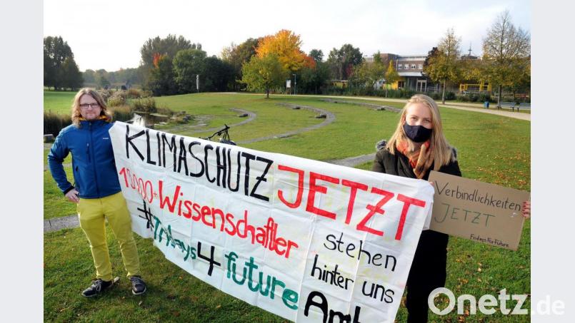 Michael Zeitler und Aziza Ernst von Fridays for Future Amberg fordern mehr Transparenz und Verbindlichkeit zum Thema Klimaschutz von der Kommunalpolitik. Bild: Stephan Huber