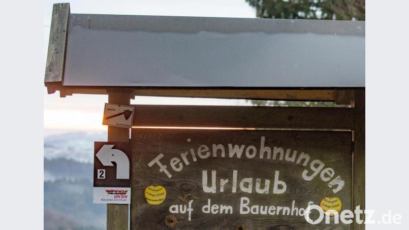 «Ferienwohnungen, Urlaub auf dem Bauernhof» steht auf einem Schild in Lalling. Bild: Armin Weigel